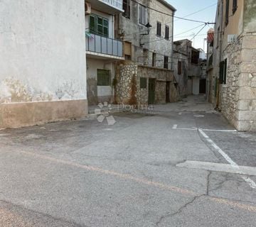 Kuća za renoviranje u centru Pirovca – mogućnost rekonstrukcije  - cover