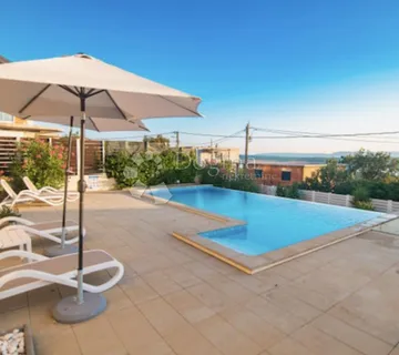 LIJEPA KUĆA U JADRANOVU - cover