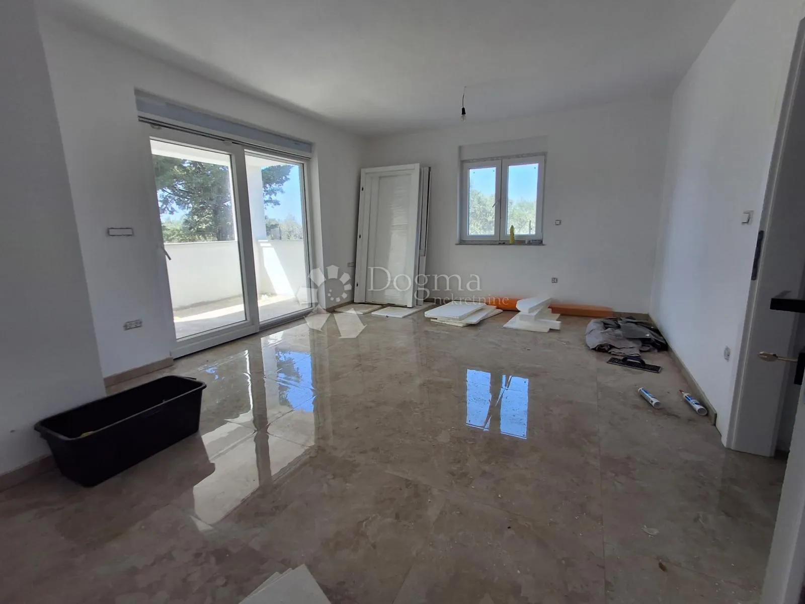 Dvosobni apartman u novogradnji na top lokaciji u Barbatu  - cover