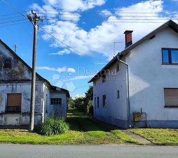 DVIJE KUĆE S VELIKIM DVORIŠTEM I GOSPODARSKIM OBJEKTIMA - cover