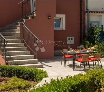 Crikvenica kuća s 3 apartmana u blizini mora - cover