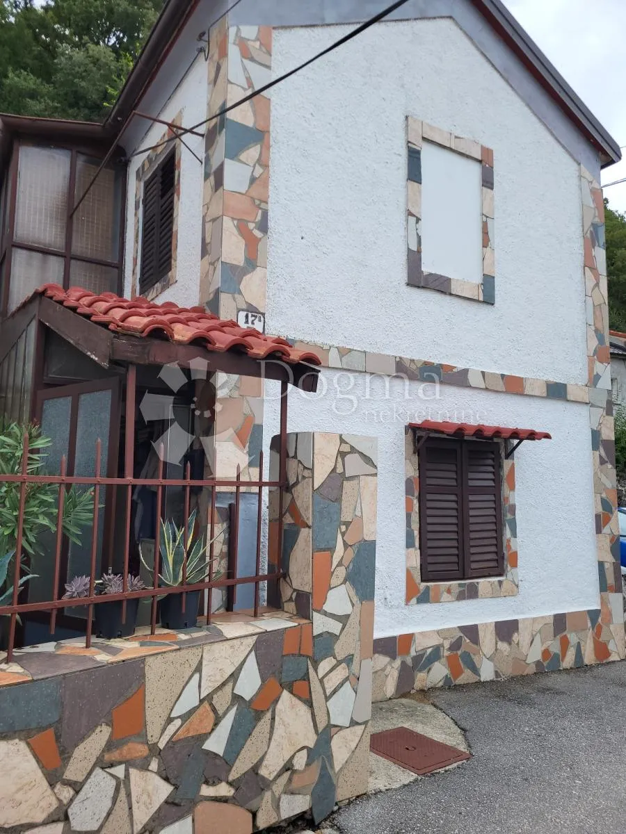 Simpatična kućica blizu grada - cover