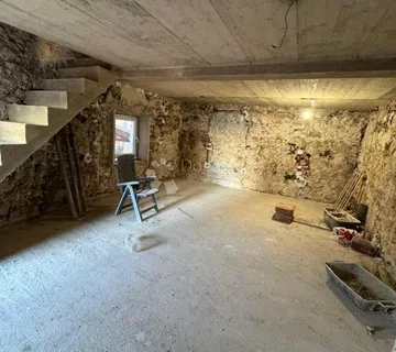 KUĆA U FAZI RENOVACIJE, 40M OD MORA, POGLED MORE - cover