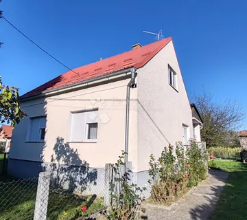 Dom za obitelj u mirnom Svibovcu Podravskom – prostor, dvorište i priroda - cover