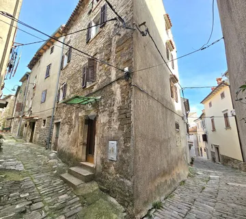 PRILIKA! Prostrana nekretnina (240 m2) za adaptaciju - cover