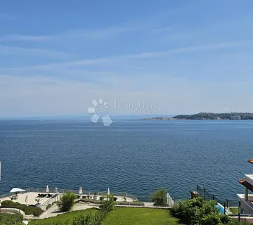 Prostrani stan 100m od uređene plaže - cover