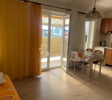 KUĆA S 3 STANA I POGLEDOM NA MORE – BLIZINA MORA I CENTRA - cover