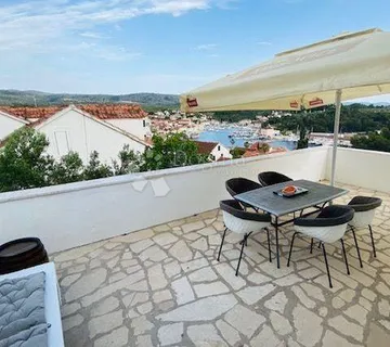 Atraktvna vila s bazenom i pogledom na more- Brač, Milna - cover