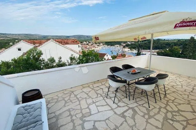 Atraktvna vila s bazenom i pogledom na more- Brač, Milna - cover