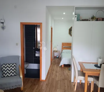 Kuća u Korenici, za investiciju i život - cover