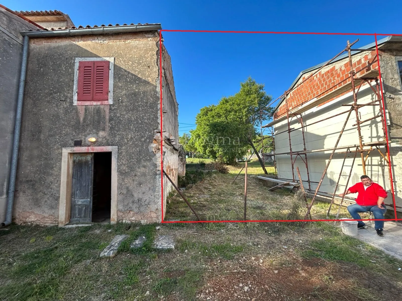 PRILIKA! Kuća u nizu za renovaciju s velikom okućnicom - cover