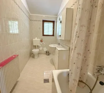 KRASNA OBITELJSKA KUĆA U CENTRU PAZINA - cover