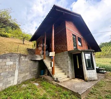 Topao dom ili vikendica u prirodi - cover