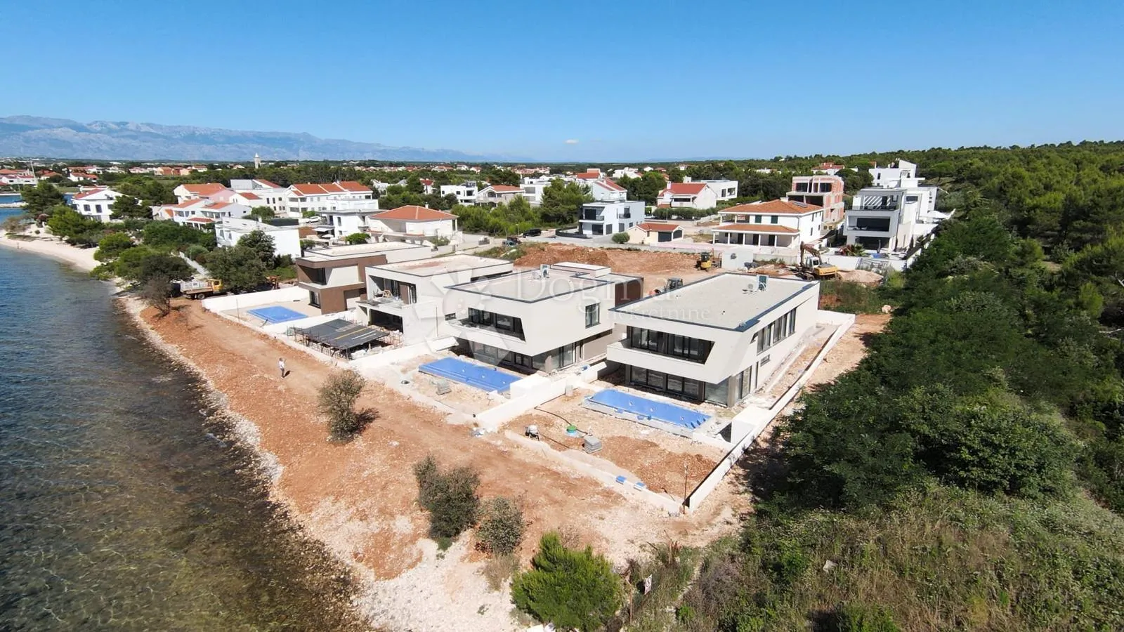 Vila s bazenom - prvi red do mora - cover