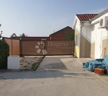 Kuća s velikim terenom i dodatnim građevinskim zemljištem uz cestu – Murvica kraj Zadra - cover