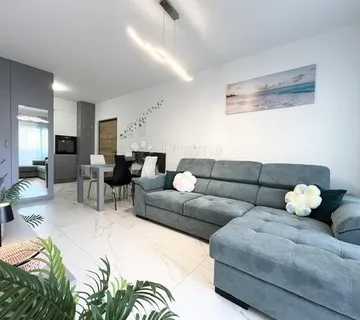 UMAG, NOVI POTPUNO NAMJEŠTEN STAN NA TOP LOKACIJI - cover