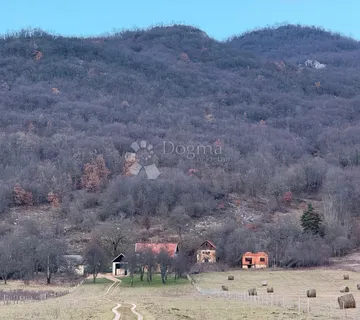SEOSKO IMANJE NA OSAMI S PREDIVNIM POGLEDOM - cover