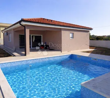 Prizemnica sa bazenom i 3 spavaće sobe - cover