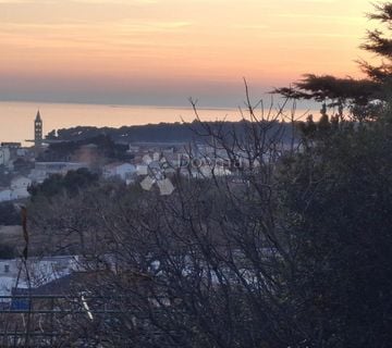 Građevinsko zemljište na mirnoj lokaciji u Banjolu s pogledom na stari grad i more. - cover