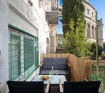 Kompletno adaptiran stan s pogledom na Arenu! - cover