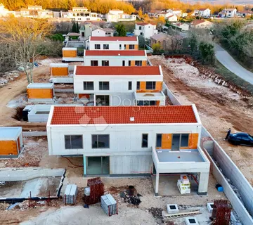 VILLA SA BAZENOM I PROSTRANOM OKUĆNICOM! - cover