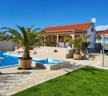 PROSTRANA KUĆA S BAZENOM I SAUNOM – ZALEĐE BIOGRADA - cover