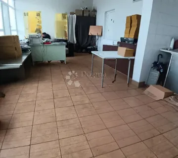 Prostran poslovni prostor u srcu Tenje! - cover