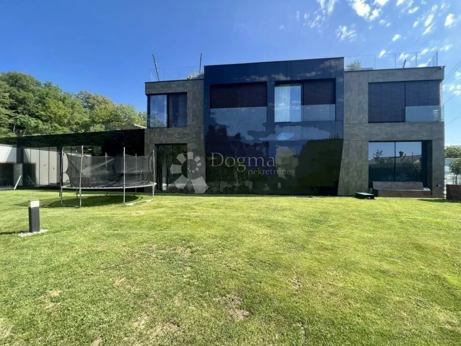 EKSKLUZIVNA VILA SA PANORAMSKIM POGLEDOM NA OPATIJU - cover