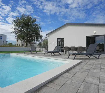 POREČ (okolica) - Prizemnica sa grijanim bazenom - cover