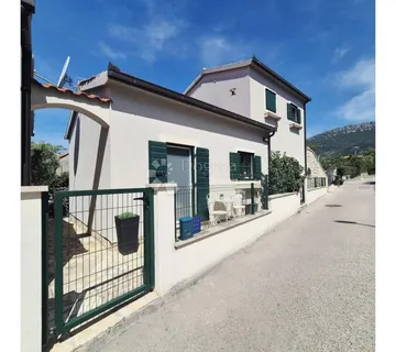 ATRAKTIVNA KUĆA S DVA APARTMANA - cover