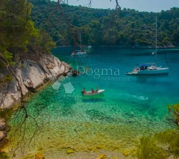 ŠOLTA-PRVI RED DO MORA, građevinska parcela 2068 m2 i kuća 10 metara do plaže - cover