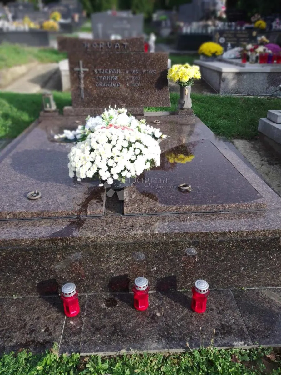 Grobno mjesto na groblju u Maču sa prekrasnim spomenikom - 2 grobna mjesta - cover