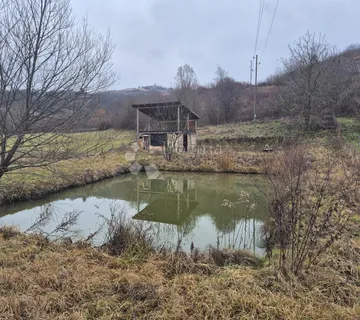 Građevinsko zemljište 1.338m² sa kućicom i jezerom  - cover