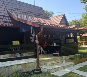 Pokupsko - drvena kuća s terasom i prostranom okućnicom - cover