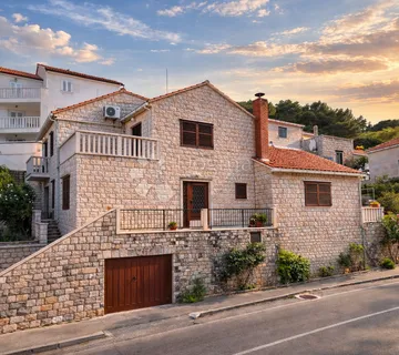 Autentična kamena kuća s vrtom i garažom u srcu Pučišća na otoku Braču - cover