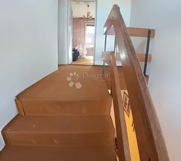 Obiteljska kuća u mirnoj ulici – prilika za uređenje po vlastitim željama! - cover