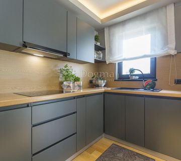 Prekrasna vila sa pogledom na more - cover