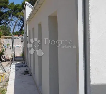 Drugačija vila s bazenom, Brač, Bobovišća - cover