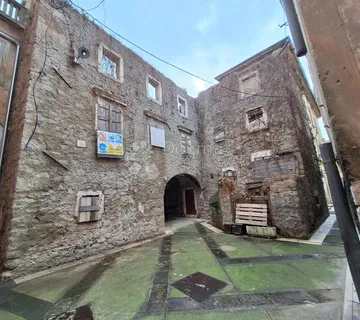 VRHUNSKA INVESTICIJSKA PRILIKA U SRCU SENJA NA SAMO 100m OD MORA - cover