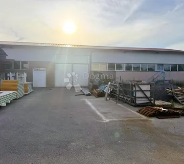 Prostrana hala u industrijskoj zoni - cover