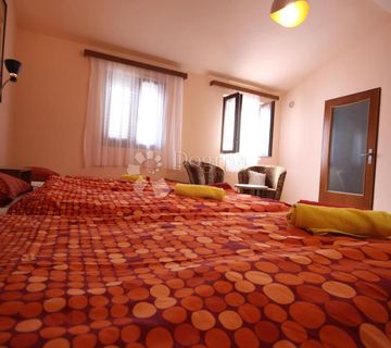 Dvoetažna kuća s 4 spavaće sobe i 2 ulaza – prilika u srcu Vrsara - cover