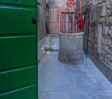 Rovinj, centar – elegantan jednosoban stan u kamenoj zgradi, 200m od mora - cover