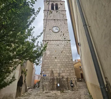 Kuća za adaptaciju u centru Vrbnika! - cover