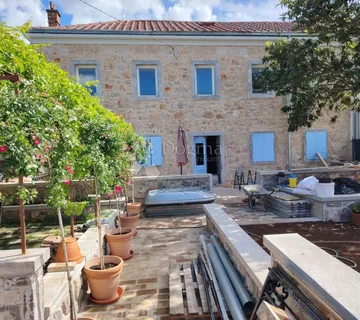 PREDIVNA PRIMORSKA KUĆA - dvojna - cover