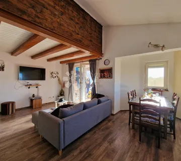 Ekskluzivno! Šarmantan stan s galerijom 5 km od mora - cover