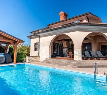 Viškovo, prekrasna apartmanska kuća sa 4 stana, bazenom, garažama prodaja - cover