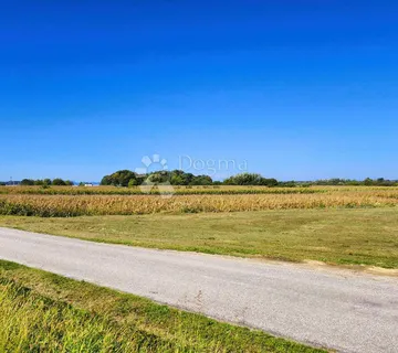 8.305 m² ravnog i održavanog zemljišta - cover