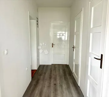 Prostrana kuća s dvorištem – prilika za sve namjene - cover