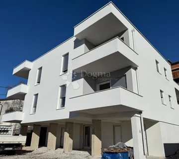 DRENOVA-NOVOGRADNJA! ZADNJI PREOSTAO! 1S+DB s 120m2 OKUĆNICE, TERASA 16m2, SPREMIŠTE 42m2+2 PARKINGA - cover