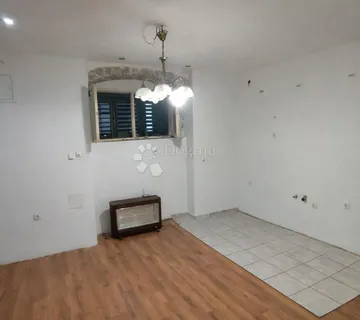 Stan u centru Šibenika - cover